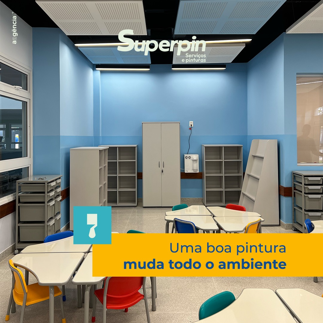 Imagem de uma sala de aula infantil com parede pintada de azul